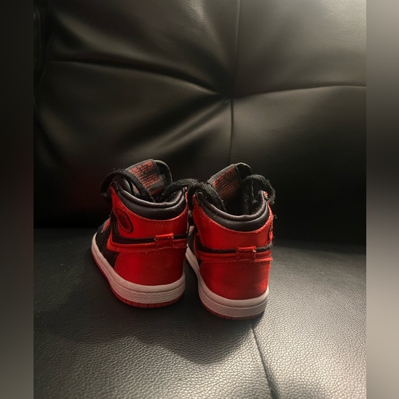 Jordan 1 Retro High OG "Satin Bred" Toddler Girls' Shoe - Picture 3 of 3